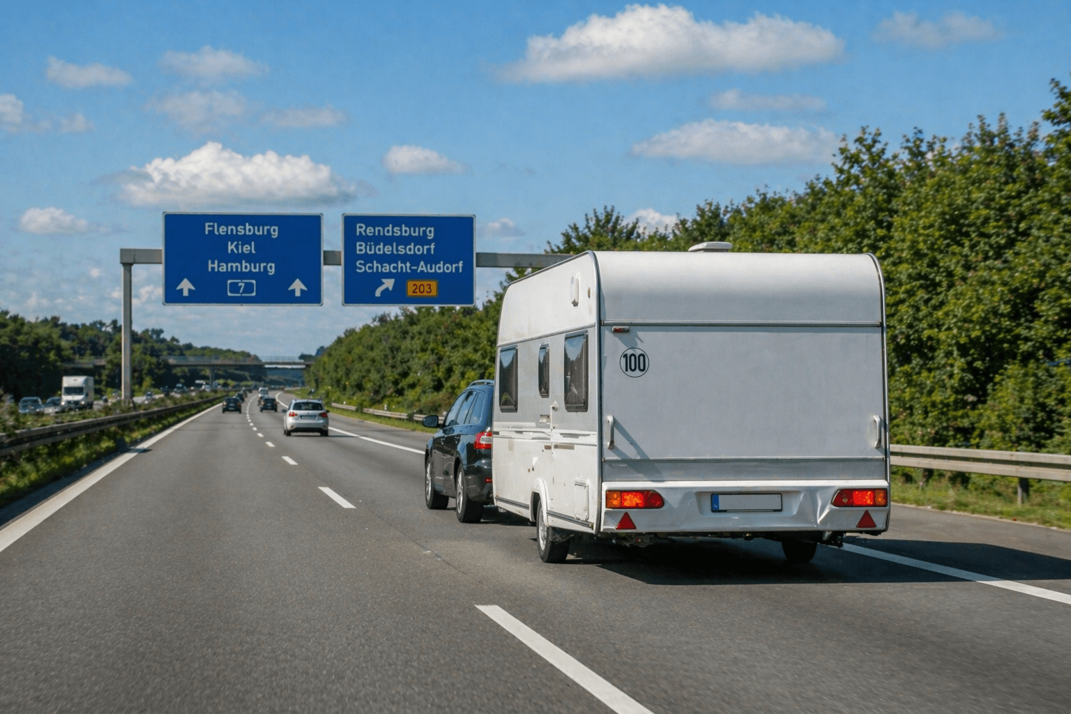 Wohnwagen auf der Autobahn